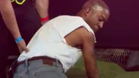 VIDÉO. En plein concert à Coachella, le rappeur Kid Cudi saute de scène et se casse le pied