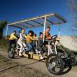 Dans l’Hérault, un vélo collectif de huit places pour se rendre à l’école