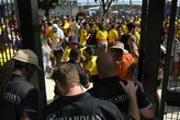 « Ils nous traitent comme des animaux » : à Miami, le chaos aux abords du stade avant la finale de Copa America