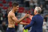 Football : « Un leader sur le terrain, mais aussi en dehors », Didier Deschamps réagit à la retraite de Raphaël Varane