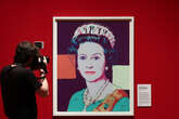 Pays-Bas : deux tableaux d’Andy Warhol, dont un représentant la reine Elizabeth II, volés dans une galerie