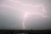 Paris : la tour Eiffel frappée par la foudre lors des orages