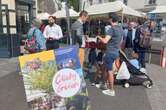 JO de Paris 2024 : les élus de Clichy distribuent le guide des jeux imaginé par des étudiants du lycée Auffray