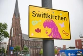 Une ville allemande change de nom en l’honneur de Taylor Swift et devient… Swiftkirchen
