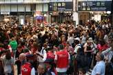 « Je suis à deux doigts d’avoir les nerfs » : de la grogne gare Montparnasse ce matin, après l’attaque contre la SNCF