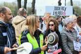 « Touche pas à ma poêle » : manifestation des salariés du groupe Seb à Paris contre l’interdiction des « polluants éternels »