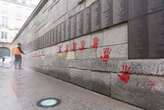 Mains rouges taguées sur le mémorial de la Shoah à Paris : trois Bulgares arrêtés