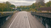 VIDÉO. « L’atmosphère est post-apocalyptique » : malgré l’interdiction, ils se promènent sur l’A13 fermée à la circulation