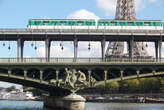 Paris : deux personnes interpellées après avoir « surfé » sur le toit d’un métro de la ligne 6