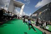 Curling de chaises de bureau, baby-foot humain : League Of Defense, la compétition déjantée du quartier d’affaires