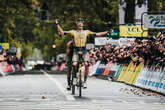 Paris-Tours : Christophe Laporte remporte « une course de guerriers » dans des conditions dantesques