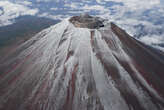 Japon : la neige enfin de retour sur le mont Fuji, marquant la fin d’un triste record