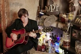 « J’ai la gorge qui se noue » : Thomas Dutronc rend hommage à Françoise Hardy sur scène