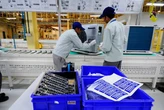 'Gã khổng lồ' điện tử Nhật Bản cắt giảm 10.000 nhân sự để sinh tồn