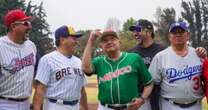 Así fue el día que AMLO jugó con Fernando ‘Toro’ Valenzuela, leyenda de los Dodgers 