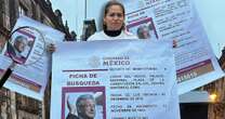 Ceci Flores ‘se despide’ de AMLO como presidente: Lleva cartel de ‘Se busca’ con su rostro