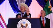 Ken Salazar se compromete a colaborar con Sheinbaum: ‘Veo hacia el futuro con esperanza renovada’ 