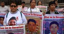 10 años de Ayotzinapa. Familias ‘no sueltan’ a los 43 estudiantes: ‘Mi hijo sabrá que lo estuve buscando’