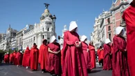 Feministas se oponen a los 'vientres de alquiler' frente al Congreso mientras se celebra un encuentro para padres por gestación subrogada