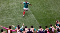 Raúl Jiménez, hombre 'milagro': de la rotura de cráneo a marcar su primer gol en un Mundial gracias a su 'casco blando'