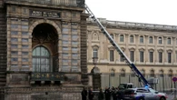 Los graves fallos de seguridad que permitieron el robo en el Louvre: "Hace un mes se apagó la alarma de una de las ventanas porque se activaba erróneamente"