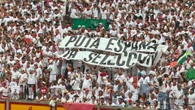 Gritos de "Que viva España" y "Yo soy español" para responder a las pancartas de "Puta España y puta selección" en la plaza de toros de Pamplona