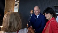 El vídeo del príncipe Alberto de Mónaco, abordado por Paquita, tía de Adans Peres, ex marido de su hermana Estefanía: "¿Se acuerda de mí?"