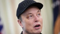   Elon Musk sourit de son œil au beurre noir, aux côtés de Donald Trump dans le Bureau ovale  
