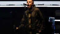   Liam Gallagher du groupe Oasis n’a pas pu s’empêcher de faire la démo de cette danse à ces fans  