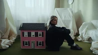   Louane dévoile le clip de « maman », le titre qu’elle va défendre à l’Eurovision 2025  
