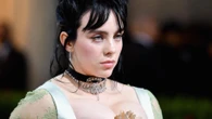   Billie Eilish répond aux critiques sur son look au Met gala… auquel elle n’était pas  