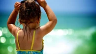   Plébiscité par de nombreux parents, le maillot deux-pièces pour petites filles n’est pas un choix si anodin  