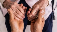   « Parfois, l’amour ne suffit plus » : pour les aidants, le difficile choix de placer leur proche en institution  