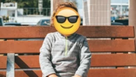   Même avec un émoji sur la tête, poster des photos de ses enfants sur les réseaux sociaux n’est pas une bonne idée  