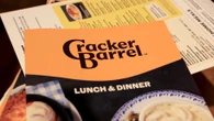   La colère des MAGA et de Trump contre le nouveau logo de Cracker Barrel fait faire marche arrière à la marque  