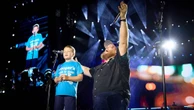David Bergman/Make-A-WishLuke Combs invites boy who battled leukemia to sing 'Fast Car' with him onstageCooper, 8, took the stage with Luke Combs at Gillette Stadium.7/26/2023 03:53:00 EDT