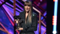 Taylor Swift sparkles in hooded jumpsuit for iHeartRadio Music AwardsSwift accepted the Innovator Award at this year's iHeart Radio Music Awards.3/28/2023 02:10:48 EDT