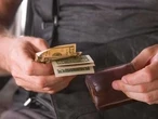DEAR ABBY: Too-generous dad risks his own financial well-being