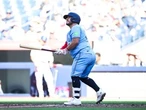 'Wardrobe malfunction' to blame for Alejandro Kirk's supposed home run jacket snub