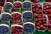 As cyclospora sickens thousands in U.S., Montreal shoppers turn to local produce