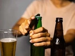 DEAR ABBY: Woman’s love for alcohol leaves little room for friendship