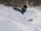 Toronto giving paid snow shovelling a try: 'The stupid road'