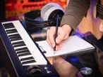DEAR ABBY: Musical friendship has fallen a bit out of tune