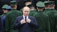 Ściąganie gangsterów do wojska, wyprzedaż ton złota. Putin kombinuje