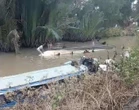 Lật thuyền chở khách viếng Mẹ Đông Hải, hơn 10 người rơi xuống sông