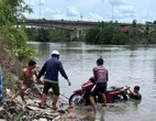 Thi thể nhân viên trường học cùng xe SH trôi trên sông