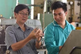 Người giúp chủ ruộng miền Tây 'làm nông thảnh thơi'