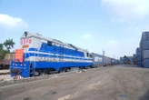 Tàu hàng container chạy xuyên biên giới Việt - Trung