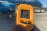 Nhân viên sân bay làm việc trên nền nhiệt sân đỗ hơn 70 độ C