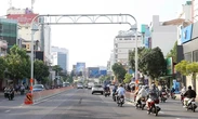 Dùng barie di động nắn dòng xe trên đường đảo chiều đầu tiên ở TP HCM